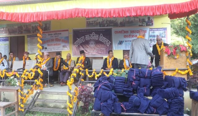 जाडो याम सुरु नहुँदै यशोधराका पाँच सय विद्यार्थीलाई न्यानो कपडा वितरण