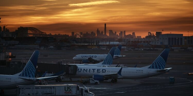 अमेरिकी एयरलाइन्सले एक हजार उडान रद्द गर्‍यो, सरकारी बन्दको असर बढ्दै
