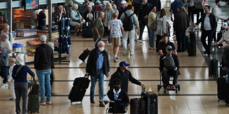 सरकारी बन्दका कारण अमेरिकी एयरलाइन्सका दुई हजार ५०० भन्दा बढी उडान रद्द, यात्रुहरू समस्यामा