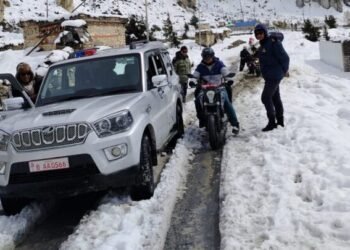 हिमपातपछि तिलिचो र थोराङ्लाको बाटो खुलाउने प्रयास
