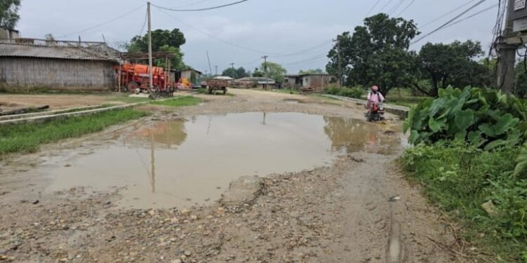 ठेकेदारको लापर्वाहीले सडक निर्माण योजना अलपत्र