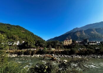 म्याग्दी नदीमा पानीको सतह घटेपछि पर्खाल निर्माण सुरु