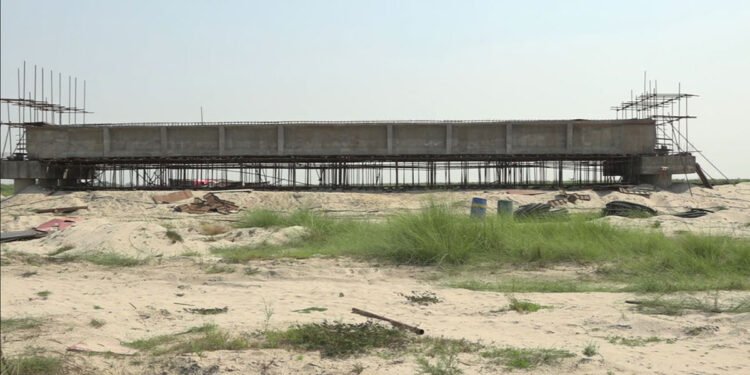 हुलाकी राजमार्ग धनुषा खण्डमा पुल निर्माण ढिलिँदा स्थानीय लाभबाट वञ्चित