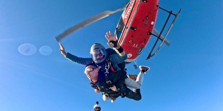 स्काइडाइभिङका लागि पोखरा रोज्दै पर्यटक