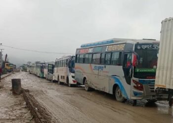 दाउन्ने सडक : पाँचवटा गाडी फस्दा सयौँ गाडी जाममा