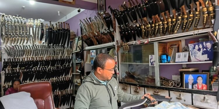 भोजपुरमा बन्छन् पाँच सयदेखि ५२ हजारसम्मका ‘भोजपुरे खुकुरी’