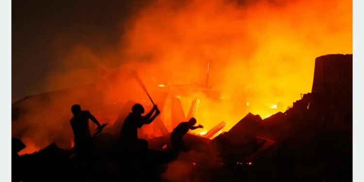 ढाका झुपडीमा भीषण आगलागी, हजारौँ घरबारविहीन