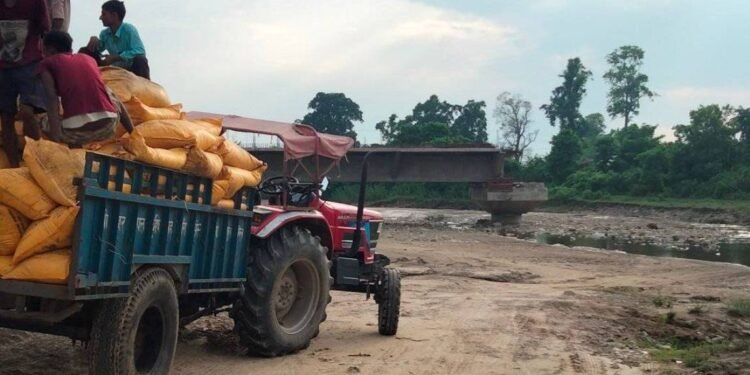 कृष्णपुरको दोमिल्ला खोलामा पुल नहुँदा स्थानीय बासिन्दा सास्ती खेप्दै