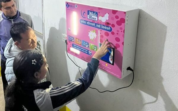 विद्यालयमा सेनेटरी प्याड वितरण मेसिन जडान