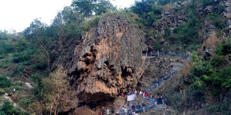 प्रचारप्रसारको अभावले ओझेलमा पर्दै हतुवागढीको ‘महादेव थान’