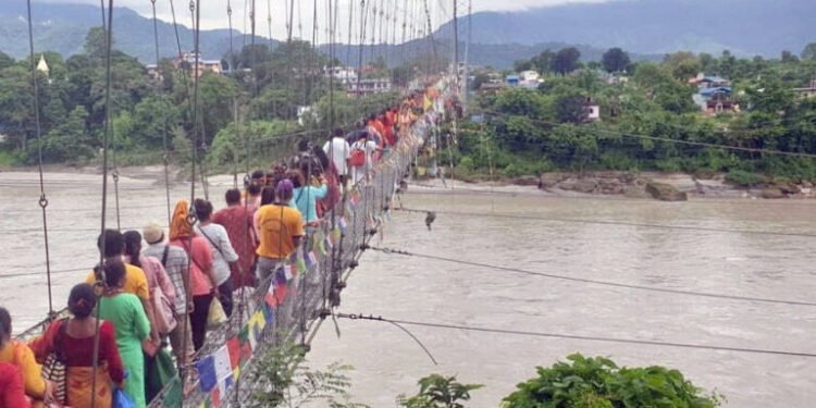 चितवन र तनहुँको देवघाटधामलाई जोड्ने झोलुङ्गे पुल जीर्ण : शतबीज छर्न आउने भक्तजनलाई समस्या