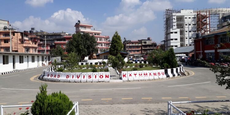 सडक डिभिजन काठमाण्डुले तोड्यो अलपत्र पारिएका २५ रुग्ण ठेक्का