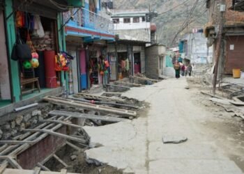 सडक मापदण्डभित्रका बासिन्दालाई क्षतिपूर्ति दिइँदै