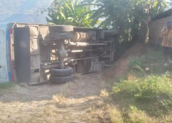 नुवाकोटमा बस पल्टिँदा एक जना घाइते