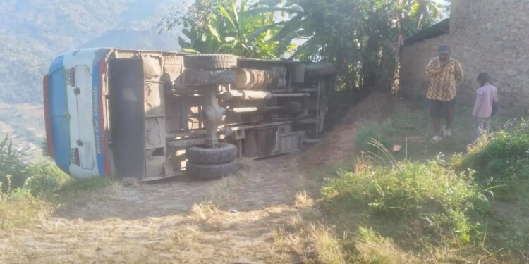नुवाकोटमा बस पल्टिँदा एक जना घाइते