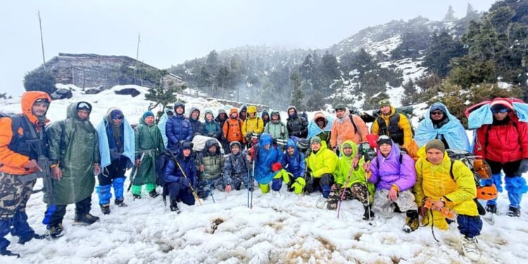 तिलिचो बेस क्याम्पमा फसेका ११ पर्यटकको उद्धार