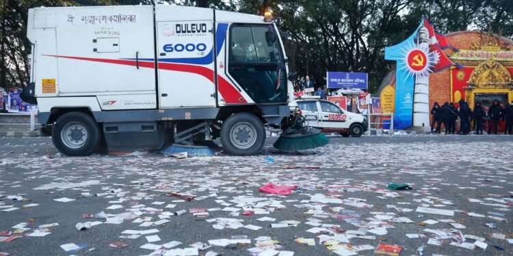 भोट माग्ने नाममा फोहोरः एमाले महाधिवेशनस्थल अस्तव्यस्त,महानगरले गर्‍यो सरसफाइ