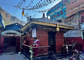 एक सय वर्ष पुरानो बेनीको गणेश मन्दिरमा पित्तलको छानो राखेर पुनर्निर्माण