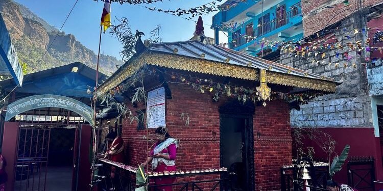 एक सय वर्ष पुरानो बेनीको गणेश मन्दिरमा पित्तलको छानो राखेर पुनर्निर्माण