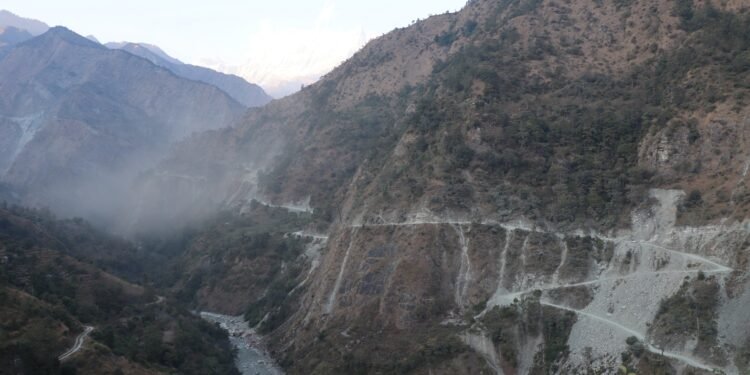 धवलागिरिवासीको गुनासो : ‘हरियाली वनपाखा र हराभरा बगैँचा धुलाम्मे भए’