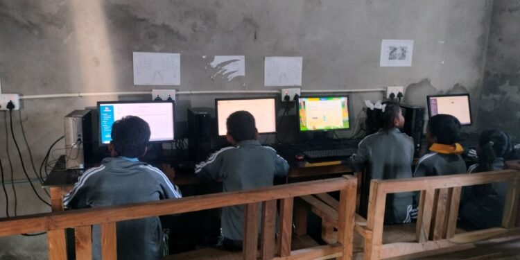 दाताको सहयोगमा बालबालिकालाई कम्प्युटर शिक्षा