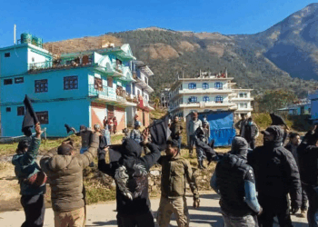 जनार्दन शर्मालाई नेकपा कार्यकर्ताले गृह जिल्लामै देखाए कालो झन्डा