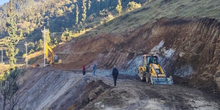 सालझण्डी–ढोरपाटन सडक : तीन पटक म्याद थप्दा ६० प्रतिशत काम