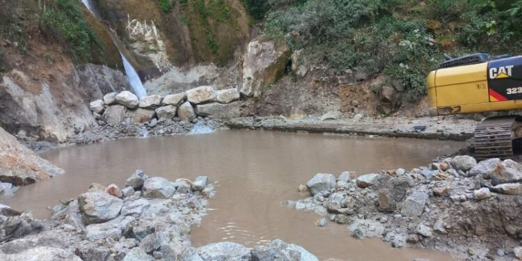 बाढीले क्षति पुर्याएको तीनतले झरनालाई पुरानै लयमा फर्काइँदै