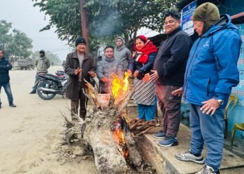 शीतलहरबाट जनजीवन प्रभावित हुनथालेपछि चोकचोकमा दाउरा बाल्न थालियो