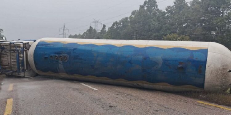 रौतहटमा एलपी ग्यास बोकेको बुलेट पल्टियो, सुरक्षा सतर्कताका कारण राजमार्ग बन्द