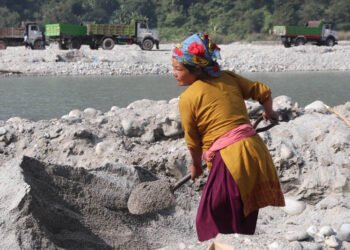 ‘त्रिशूलीको किनारमा बालुवा चाल्नेहरू…’