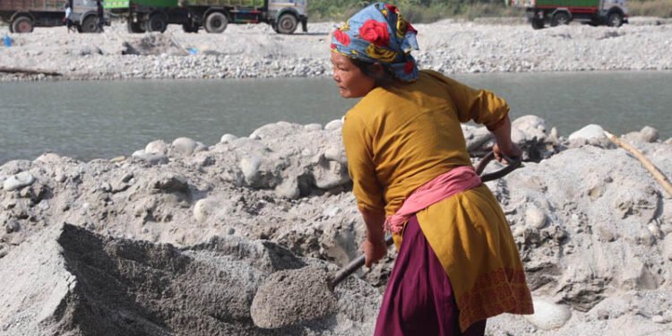 ‘त्रिशूलीको किनारमा बालुवा चाल्नेहरू…’