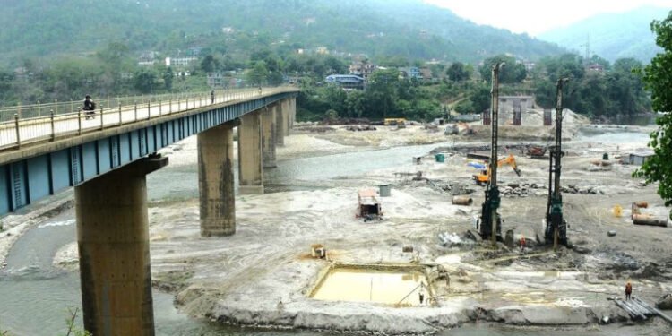 मादी नदीमाथि निर्माणाधीन पुलमा पहुँच सडक निर्माण सुरु