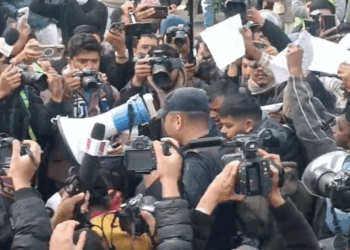 सर्वपक्षीय सरकार गठनको माग गर्दै प्रदर्शनमा उत्रिएकाहरू प्रहरी नियन्त्रणमा