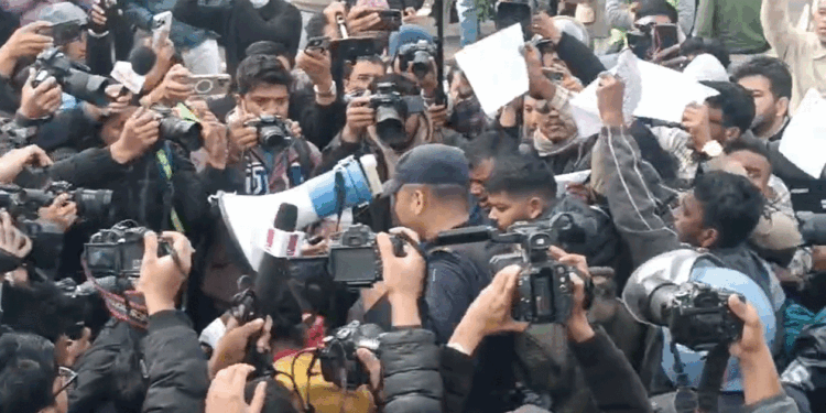 सर्वपक्षीय सरकार गठनको माग गर्दै प्रदर्शनमा उत्रिएकाहरू प्रहरी नियन्त्रणमा