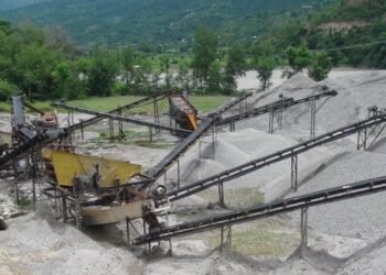 अरुण नदीमा रहेको अवैध क्रसर उद्योग सञ्चालनमा रोक