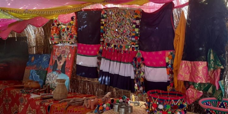 लोकसंस्कृति जगेर्ना गर्न ‘थारू कला प्रदर्शनी घर’