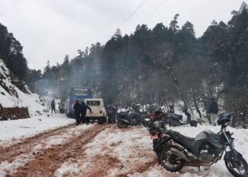 हिमपातका कारण मध्यपहाडी लोकमार्ग अवरुद्ध