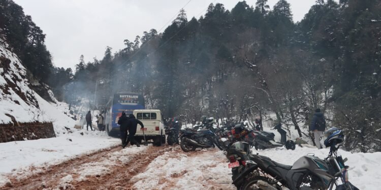 हिमपातका कारण मध्यपहाडी लोकमार्ग अवरुद्ध