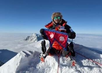 कृत्रिम खुट्टाकै सहारामा सातै महादेशका शिखर आरोहण