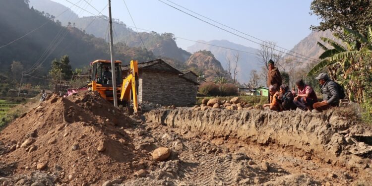 छिसवाङमा मार्ग खुलेको १५ वर्षपछि सडक स्तरोन्नति थालियो