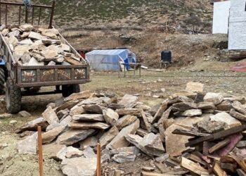 सडक नभएको छेकम्पारमा गुड्छन् स्कुटर र ट्र्याक्टर