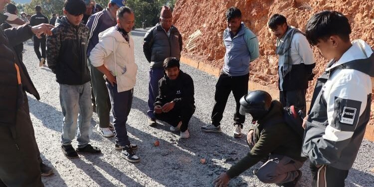 ‘बिटुमिन’ जम्न नपाउँदा कालोपत्र भएको सडक भत्कियो, सुधार गर्ने प्रतिबद्धता