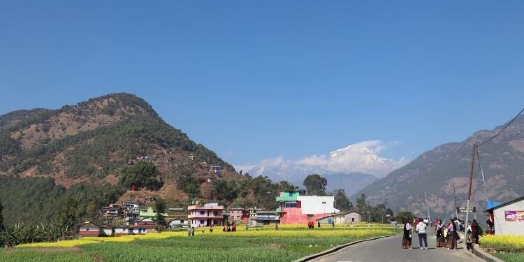 पर्यटकको रोजाइमा रत्नेचौर