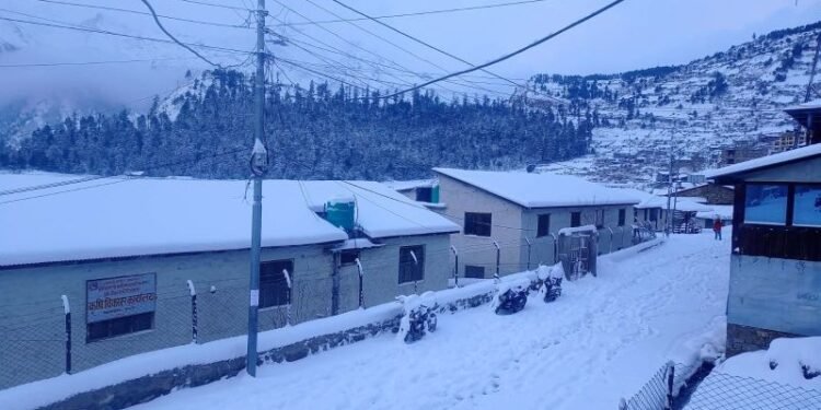 हिमपातका कारण मध्यपहाडी लोकमार्ग अवरुद्ध