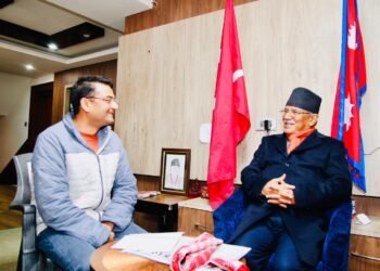 प्रचण्डसँग रुपन्देही २ का उम्मेद्वार विश्वदीप पाण्डेको भेट