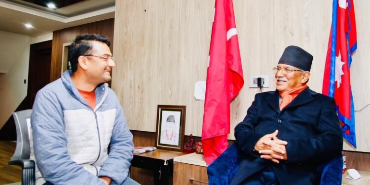 प्रचण्डसँग रुपन्देही २ का उम्मेद्वार विश्वदीप पाण्डेको भेट