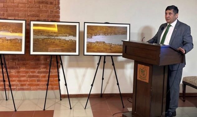 ‘नेपाली कलाकारको चित्रकलामा झल्किएका पाकिस्तानका रङहरू’