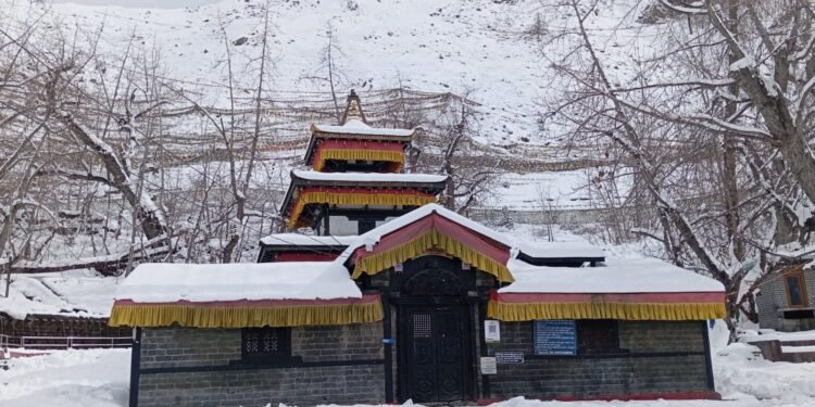 हिमपातपछि मुक्तिनाथ मन्दिर परिसर सुनसान, कागबेनीमै रोकिए दर्शनार्थी