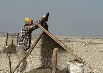 महाकालीको बगरमा बालुवा छानेर जीविका चलाउने दम्पतीहरू